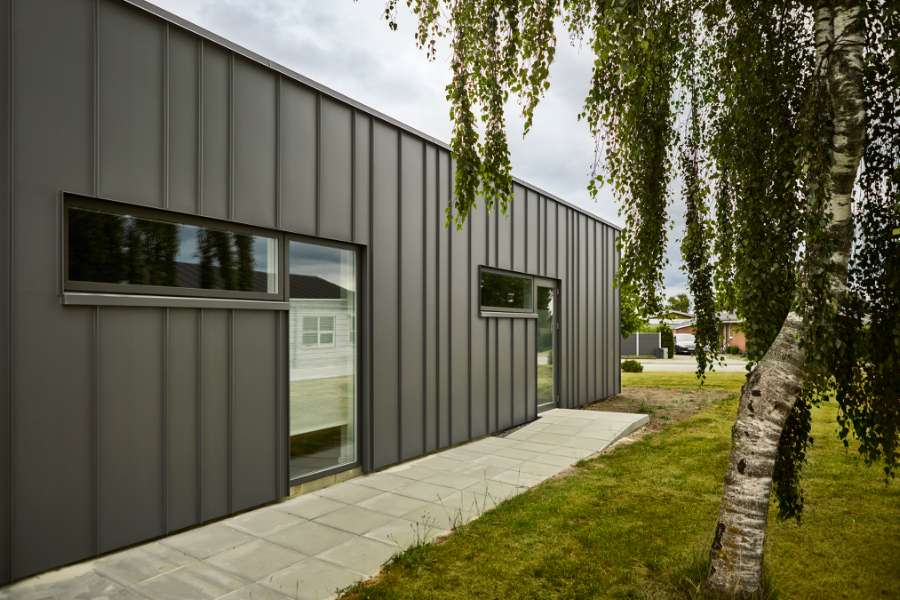 Durable steel profiles house physiotherapists who keep you strong, Ranunkelvej 11A, 6900 Skjern, Denmark